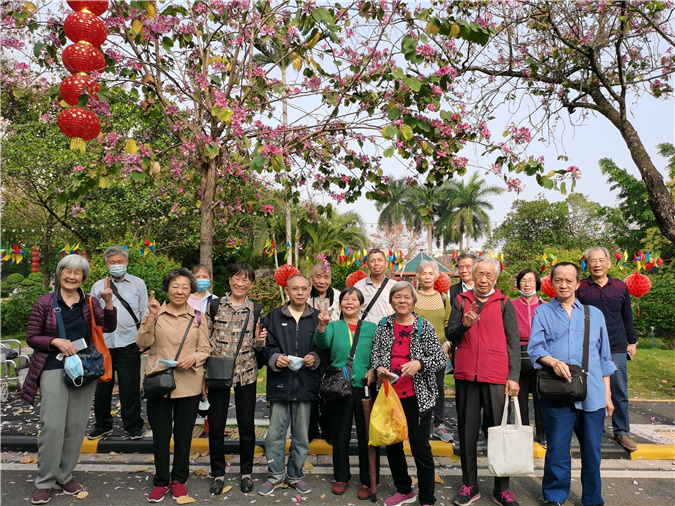 图1：老人们与鲜花美景和身边好友合影留念.jpg