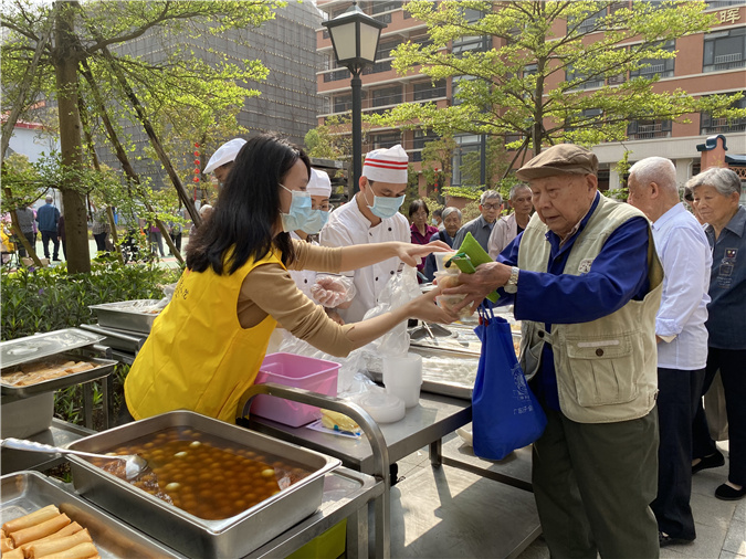 图7：老人选购心仪的美食.jpg