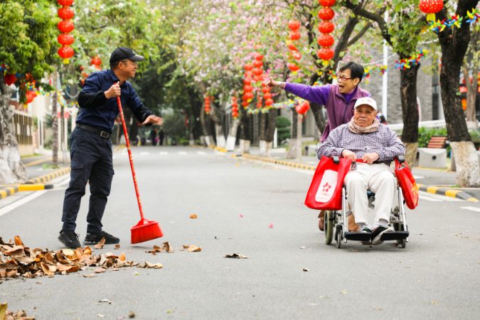 图1：市老人院党员干部开展爱国卫生运动，获老人点赞.jpg