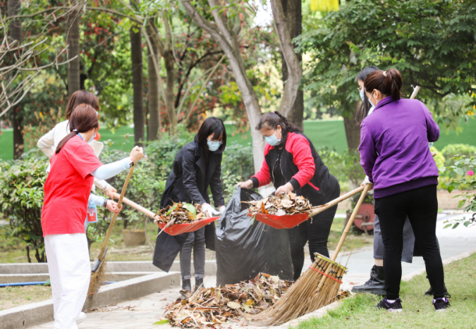 图2：党员们不怕脏不怕累，干得热火朝天.jpg