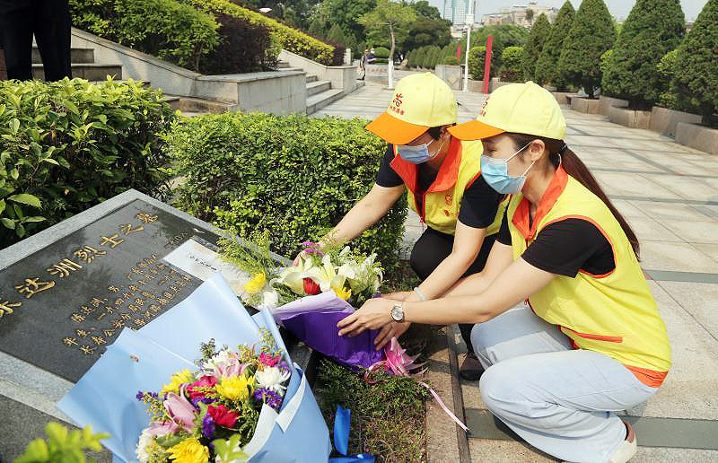 民政志愿者通过“信邮哀思”形式祭扫先烈.jpg