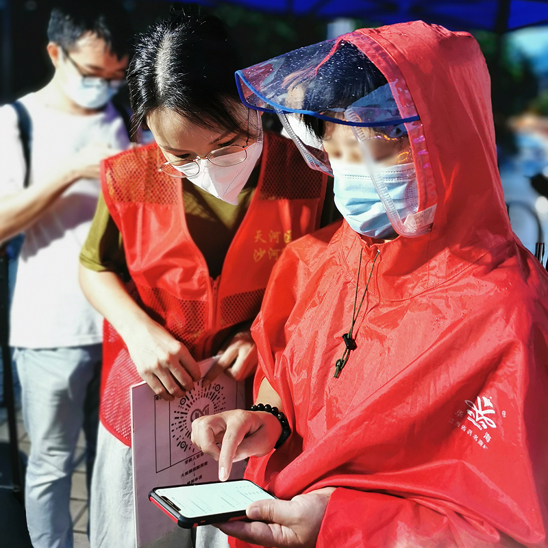 周薇同志回社区参加志愿服务.jpg
