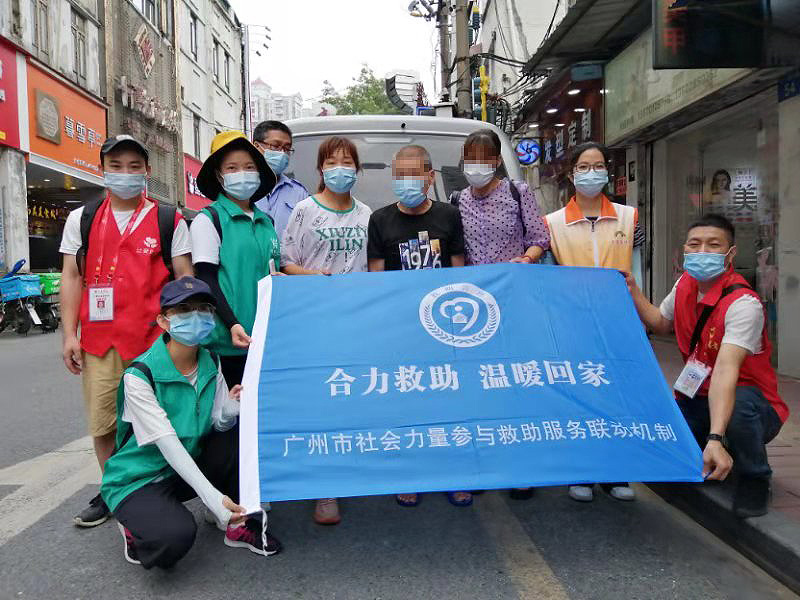 （图：参与救助各单位人员与苏大爷一家合影）.jpg