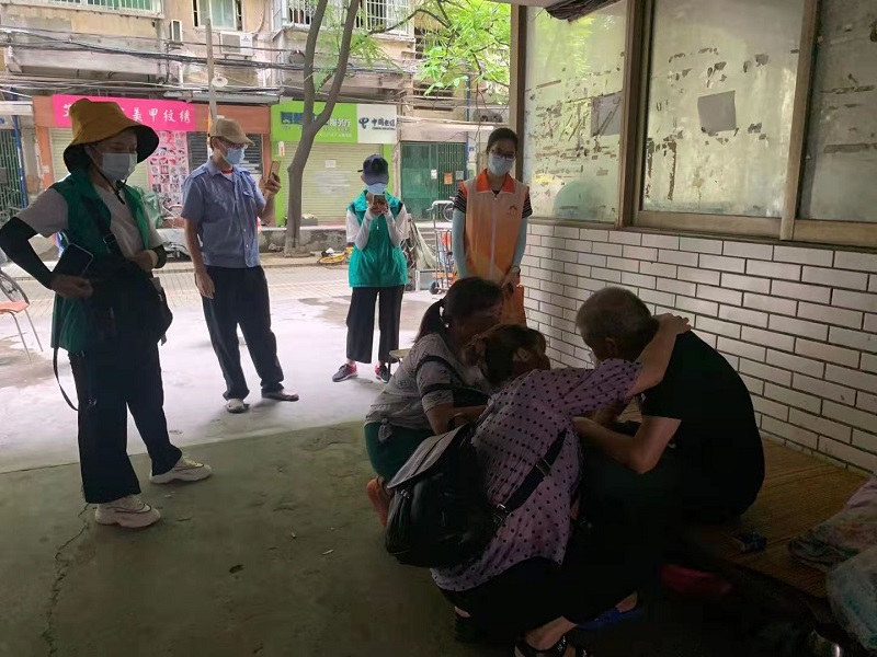 （图：父女相见抱头痛哭诉思念）.jpg