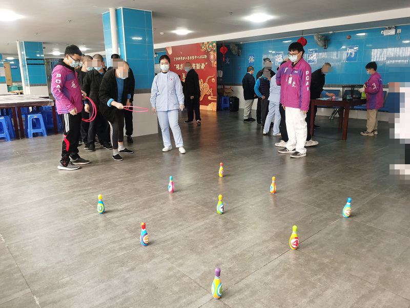 图片2：受助人员参与趣味游戏.jpg