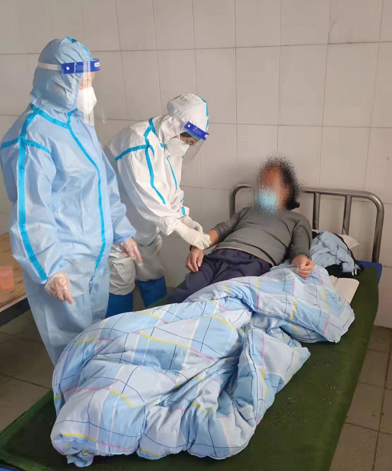 在隔离男区为受助人员测量血压.jpg