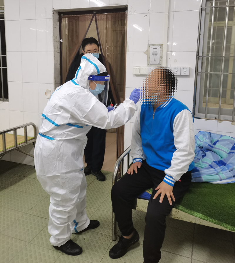 在隔离男区为受助人员核酸采集.jpg
