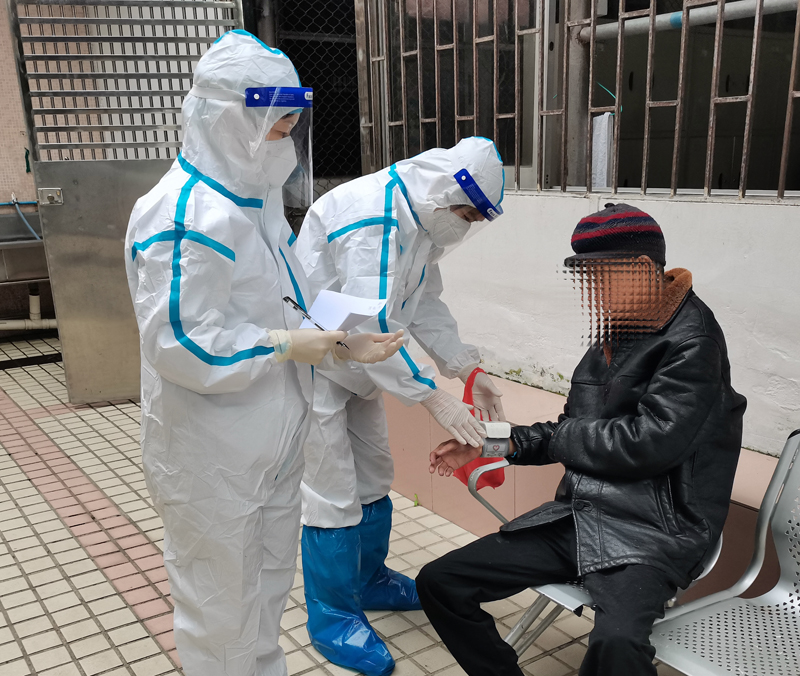 在核心区为受助人员诊病.jpg
