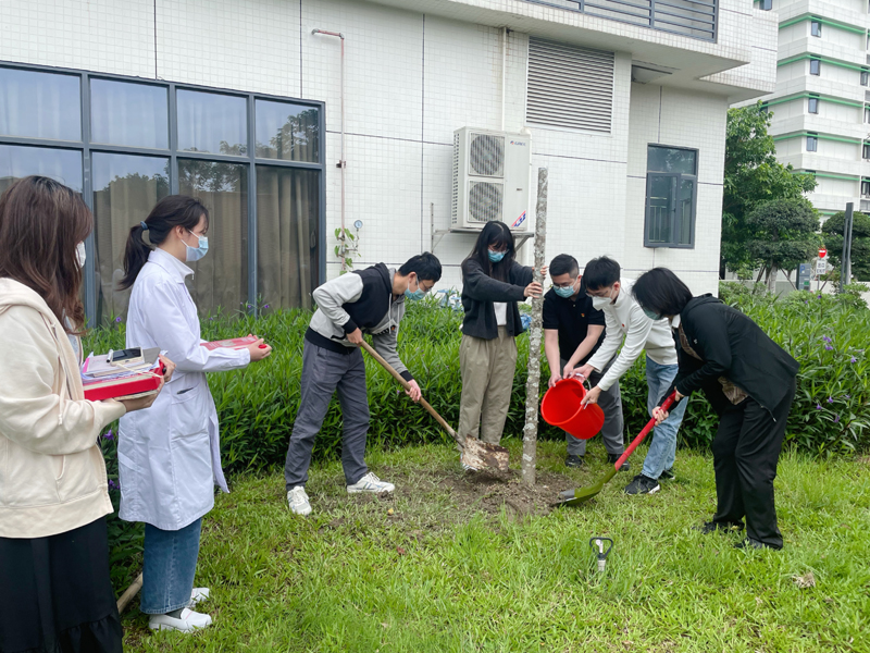 图2：开展“同心共植英雄之树&middot;携手浇灌青春梦想”庆祝建团百年捐植树木活动.jpg