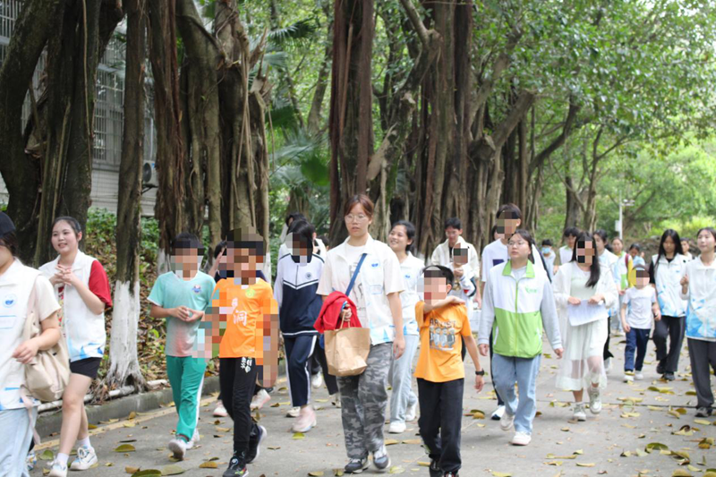 市社会福利院开展“法润童心广工行”活动-与大学生一起参观校园.png