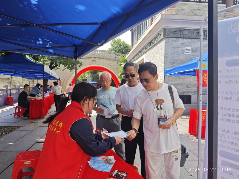 图：救助项目社工向居民宣传生活无着流浪救助政策.jpg