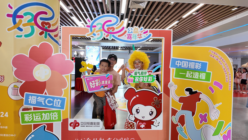 市民在现场拍照打卡，定格“好彩”瞬间.png