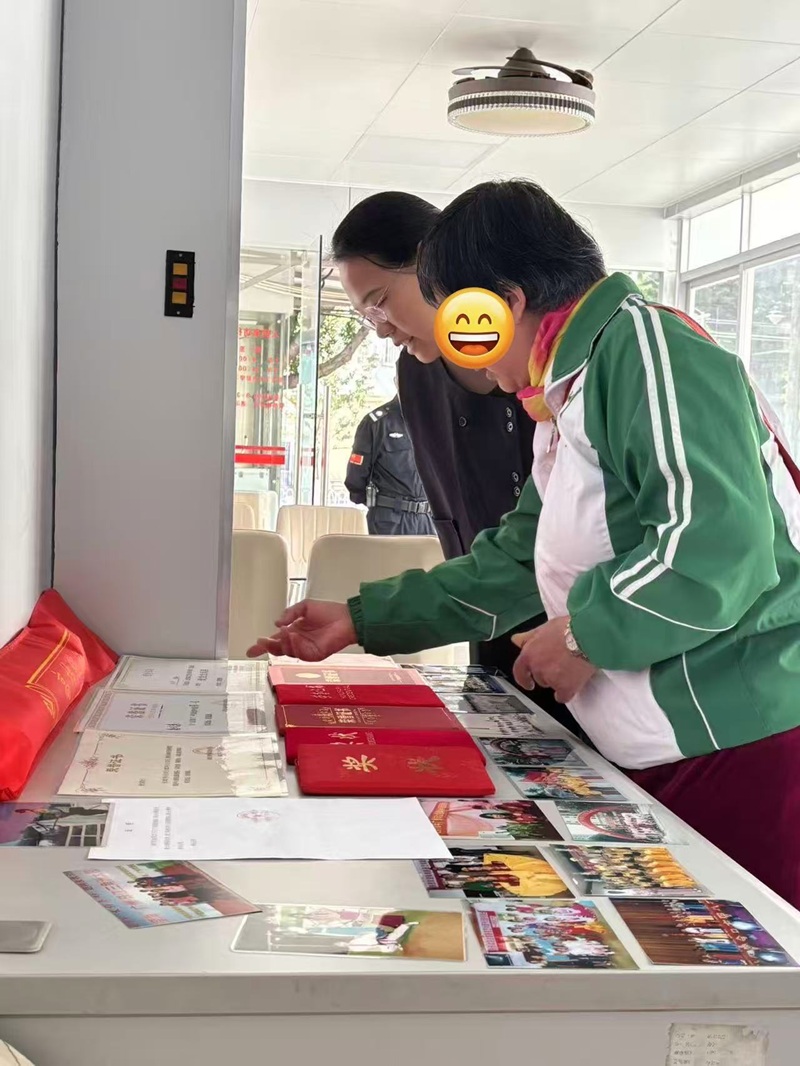 图 1：唐女士向工作人员展示多年来的自强成果.jpg