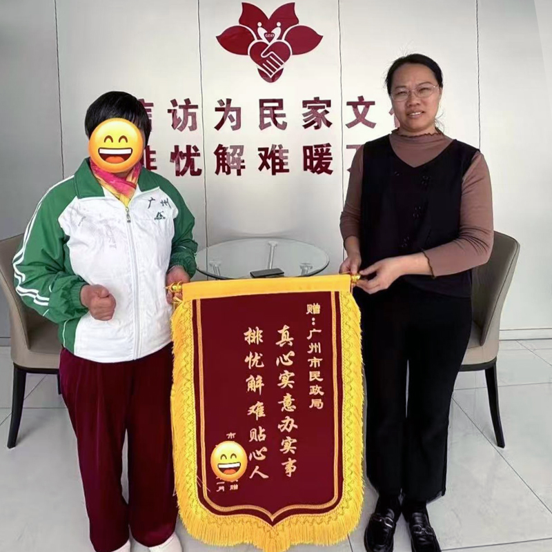 图 2：唐女士向老虎游戏机赠送锦旗.jpg