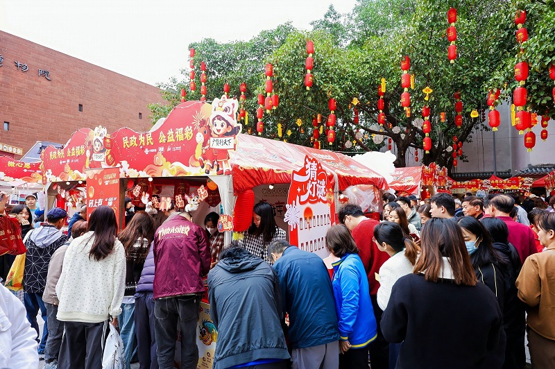 配图2：市民排队参与互动游戏.jpg