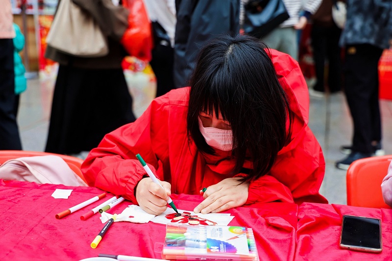 配图3：市民参与非遗通草画快闪课堂.jpg